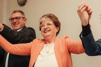 Letícia Pacheco / Divulgação Helena Hermany confirma candidatura à reeleição em Santa Cruz, pelo PP, tendo Fabrício Dupont, do pSB, como candidato a vice.<!-- NICAID(15819482) -->