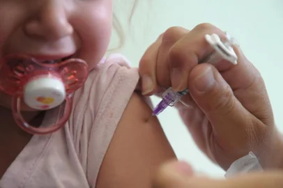 Diante da baixa cobertura vacinal e do aumento de casos de meningite registrados na cidade, a Secretaria Municipal de Saúde (SMS) promove mais um mutirão de vacinação até às 14h deste sábado (10).  A vacinação é voltada para crianças de três meses a cinco anos. Desde às 10h, o movimento é constante nas 24 Unidades Básicas de Saúde (UBSs) que abriram para aplicar as doses.<!-- NICAID(15291993) -->