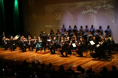 CAXIAS DO SUL, RS, BRASIL, 18/08/2025. Lançamento festivo do álbum Sesquicentenário da Imigração Italiana no RS. Publicação de caráter histórico alusiva 150 anos da imigração italiana, trazendo mais de 50 textos que tratam de temas diversos sobre o assunto. Edição bilíngue - português e italiano. O evento também contou com esquetes teatrais e apresentação da Orquestra Acadêmica da UCS. (Porthus Junior/Agência RBS)<!-- NICAID(16104652) -->