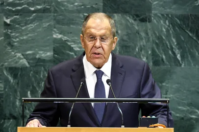 Russian Foreign Minister Sergei Lavrov addresses the United Nations General Assembly at UN headquarters in New York City on September 27, 2025. Lavrov accused Israel on Saturday of seeking to "blow up" the whole Middle East as he criticized Israel's attacks in Iran and Qatar and opposed calls to annex the West Bank. "Israel's illegal use of force against the Palestinians and aggressive actions against Iran, Qatar, Yemen, Lebanon, Syria, and Iraq today threaten to blow up the entire Middle East," Lavrov said in a speech to the UN General Assembly. (Photo by CHARLY TRIBALLEAU / AFP)Editoria: POLLocal: United NationsIndexador: CHARLY TRIBALLEAUSecao: diplomacyFonte: AFPFotógrafo: STF<!-- NICAID(16134163) -->
