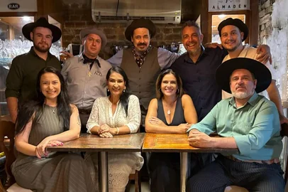 Nativistas lançam o "consórcio" NatStar. Na foto: (e-d) Léo Severo Furtado, Angelo Franco, Pirisca Grecco, Jean Carlo Kirchoff, Matheus Krummenauer, Su Paz, Anelise Severo, Shana Müller e Erlon Péricles. Foto: Guilherme Freling / Agência RBS<!-- NICAID(16224965) -->
