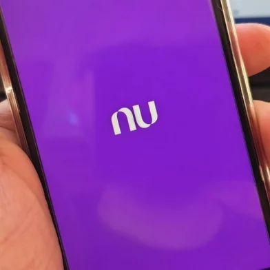 O Nubank, que é a fintech mais valiosa da América Latina, anunciou ontem a sua quarta aquisição da história. A empresa comprou a Spin Pay, empresa especializada em pagamentos instantâneos para o comércio eletrônico. O valor da transação não foi divulgado, mas ela marca a estreia do Nubank no universo do e-commerce.<!-- NICAID(14876893) -->