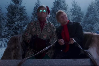 Cena do clipe "Merry Christmas"