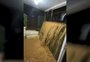 "Cachoeira" se forma dentro de casa com temporal em Viamão