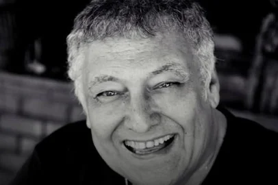 O músico, compositor e produtor Mauro Motta morreu no sábado (26), aos 77 anos, em Guapimirim, na Região Metropolitana do Rio de Janeiro. A confirmação do falecimento foi feita pela prefeita de Guapimirim, Marina Rocha, nas redes sociais. A causa da morte não foi divulgada.Motta foi parceiro musical de Raul Seixas e foi produtor do cantor Roberto Carlos por mais de 10 anos. Colaborou também com Agnaldo Timóteo, Elba Ramalho, Zé Ramalho, Jerry Adriani, Vanderléia, Balão Mágico e Fábio Júnior. O artista foi referência na música popular romântica, no rock e na Jovem Guarda, e ganhou dois Grammy Latino como produtor, nos anos de 2005 e 2006. <!-- NICAID(16025783) -->