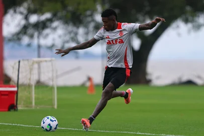 O zagueiro Vitão em treino do Inter preparatório para o jogo contra o Sport pelo Brasileirão 2025.<!-- NICAID(16148729) -->