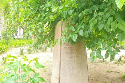 PORTO ALEGRE, RS, BRASIL - 19/09/2025 - O busto do professor André Puente foi furtado do local onde estava instalado na Praça da Matriz, no centro de Porto Alegre (Foto: Ian Tâmbara/Agencia RBS)<!-- NICAID(16128856) -->