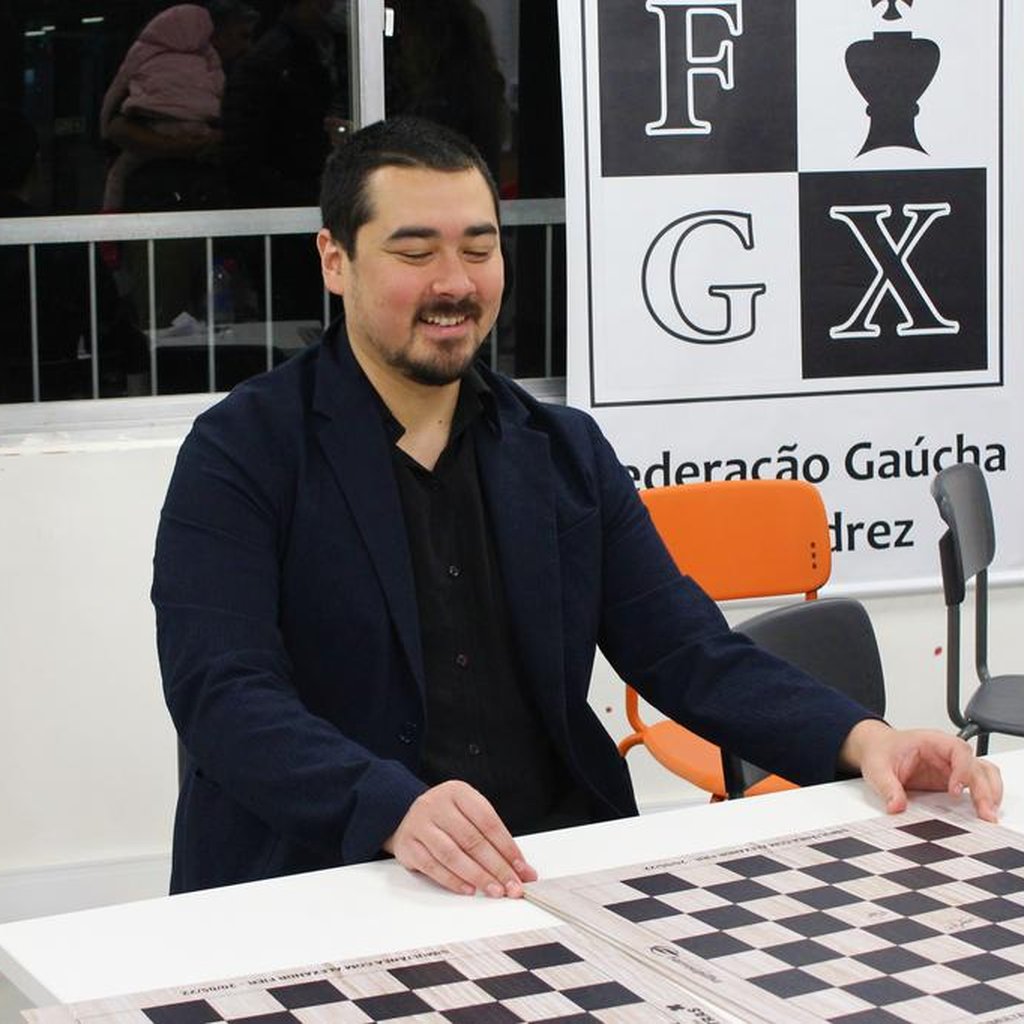 Tricampeão brasileiro de xadrez participa de jogo simultâneo com