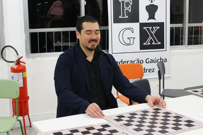 *A PEDIDO DE JHULLY PINTO* Tri-campeão brasileiro de xadrez participa de jogo simultâneo com alunos, pais e educadores em Porto Alegre. Partida com o enxadrista Alexandr Fier foi promovida pelo Colégio Farroupilha. Foto: Colégio Farroupilha/Divulgação<!-- NICAID(15102786) -->