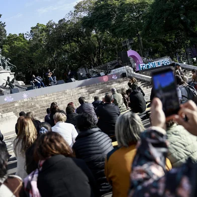 PORTO ALEGRE, RS, BRASIL,  2026-05-15: Ambiental do primeiro dia do Festival Fronteiras 2026. Em tarde de dia agradável, com sol e temperatura amena, participantes conferem as atrações gratuitas e variadas do festival na Praça da Matriz, centro de Porto Alegre. (Foto: André Ávila/Agência RBS)Indexador: Andre Avila<!-- NICAID(16286331) -->