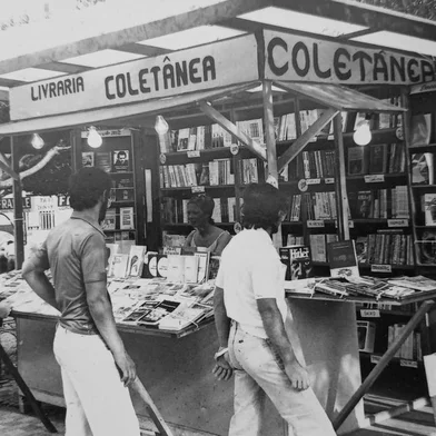 Em tempos de Feira do Livro, recordamos da chegada de um espaço que durou pouco, mas marcou a cena literária e cultural de Caxias do Sul a partir de 6 de julho de 1976. Foi quando inaugurou a Livraria Coletânea, uma iniciativa de vanguarda da senhora Branca Gemignani Britto e da filha Rejane Britto. Espaço fechou em dezembro de 1977, após um ano e meio de atividades.Na foto: A barraca da Livraria Coletânea na Feira do Livro de 1977, com dona Branca Gemignani Britto ao fundo.<!-- NICAID(15559752) -->