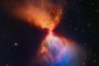 O telescópio espacial James Webb (JWST) capturou imagens da protoestrela L1527, que fica localizada em torno de uma nuvem de poeira gigante, na região de formação estelar de Touro, há 430 milhões de anos-luz de distância da Terra.<!-- NICAID(15267863) -->