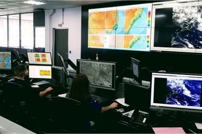 Sala de monitoramento do clima da Defesa Civil SC