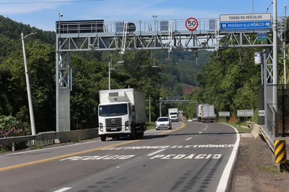 Porthus Junior / Agencia RBS FARROUPILHA, RS, BRASIL, 21/02/2025. Pórtico de free flow, da concessionária Caminhos da Serra Gaúcha (CSG), localizado no Km 45,5 (próximo da conhecida Curva da Morte), em Farroupilha. (Porthus Junior/Agência RBS)<!-- NICAID(15981517) -->