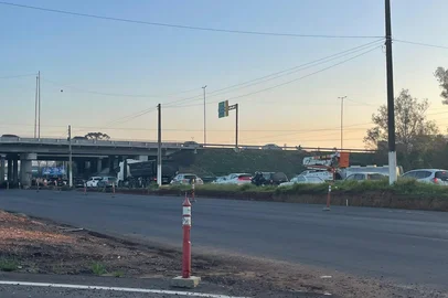 Mesmo com a liberação de um trecho que estava bloqueado há dois anos, motoristas da região metropolitana ainda precisam lidar com congestionamentos na RS-118. Uma outra obra realizada próximo ao ponto está sendo realizado um viaduto segue restringindo faixas, e deve ser concluída apenas no próximo mês. <!-- NICAID(16099678) -->
