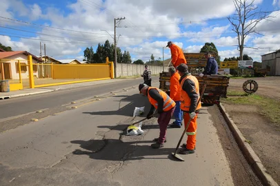SÃO FRANCISCO DE PAULA, RS, BRASIL, 03/07/2025. Movimento na Rota do Sol. Reportagem acompanhou o trecho da RS-453 passando pela RS-486 terminando no entroncamento com a BR-101, em Terra de Areia. Rota do Sol tem buracos e trechos com desnível entre a Serra e o Litoral; rodovia receberá ações emergenciais do Daer. Na foto, operação tapa-buraco no km 199 da RS-453 próximo do trevo de Lageado Grande. (Porthus Junior/Agência RBS)<!-- NICAID(16072609) -->