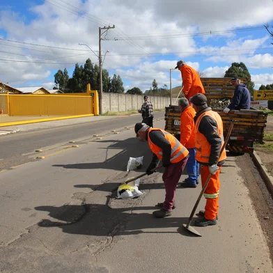 SÃO FRANCISCO DE PAULA, RS, BRASIL, 03/07/2025. Movimento na Rota do Sol. Reportagem acompanhou o trecho da RS-453 passando pela RS-486 terminando no entroncamento com a BR-101, em Terra de Areia. Rota do Sol tem buracos e trechos com desnível entre a Serra e o Litoral; rodovia receberá ações emergenciais do Daer. Na foto, operação tapa-buraco no km 199 da RS-453 próximo do trevo de Lageado Grande. (Porthus Junior/Agência RBS)<!-- NICAID(16072609) -->