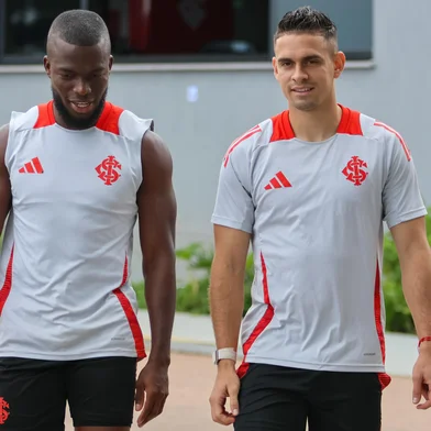 PORTO ALEGRE, RS, BRASIL, 11-03-2025: Os atacantes Enner Valencia e Rafael Borré se dirigem para treino do Inter no CT Parque Gigante. (Foto: Ricardo Duarte/Inter/Divulgação)<!-- NICAID(15994354) -->