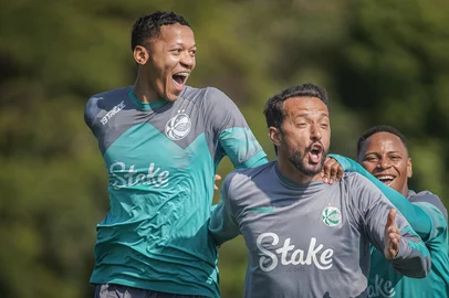 Último treino antes do jogo entre Juventude x Sport, na retomada do Campeonato Brasileiro. Na foto, Nenê (D) e Adriano Martins.<!-- NICAID(16079409) -->
