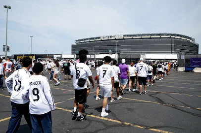 Torcedores do Real Madrid chegam ao estádio antes da partida das quartas de final da Copa do Mundo de Clubes da FIFA 2025 entre Real Madrid CF e Borussia Dortmund, no Estádio MetLife<!-- NICAID(16074094) -->