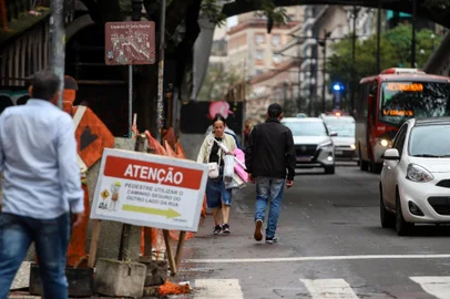 PORTO ALEGRE, RS, Brasil, 08/10/2024: Moradores do entorno do viaduto Otávio Rocha reclamam das condições da obra. Na foto, pedestres compartilham a mesma via que os veículos. Fotos: Duda Fortes/Agência RBS<!-- NICAID(15886343) -->
