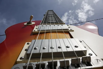 MONTENEGRO, RS, BRASIL, 19-02-2026:  Guitarra gigante chama atenção em Montenegro. A estátua foi instalada na loja Arte e Som, que tem 30 anos de mercado no ramo instrumental e da música. Fotos: Duda Fortes/Agencia RBS<!-- NICAID(16228721) -->