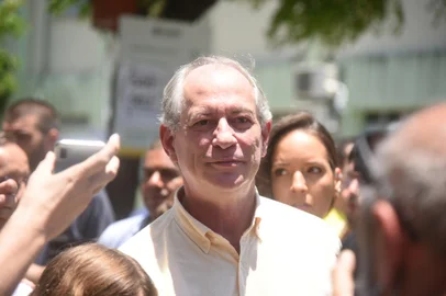 Ciro Gomes vota em FortalezaCE - ELEIÇÕES 2022/1º TURNO/CE/CIRO GOMES - POLÍTICA - O candidato à presidência da República pelo PDT, Ciro Gomes, (PDT), chega ao colégio eleitoral onde vota, na Sede   da Secretaria da Saúde do Estado do Ceará, localizado na Praia de Iracema, em Fortaleza (CE), na manhã deste   domingo, 02 de outubro de 2022, dia de eleições 2022. Ciro concedeu entrevista após a votação.   02/10/2022 - Foto: CAIO ROCHA/ISHOOT/ESTADÃO CONTEÚDOEditoria: POLÍTICALocal: FORTALEZAIndexador: CAIO ROCHAFonte: iShootFotógrafo: ISHOOT<!-- NICAID(15224073) -->