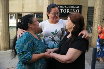 PORTO ALEGRE, RS, BRASIL, 11/03/2025- Encontro de mãe e filha, 35 anos depois. Na foto, (de verde) mãe biológica, Cristiane da Silva; (Centro) filha, Vanessa Silva de Souza; (de preto) Mãe adotiva, Tania Maria Silva de Souza.  Foto: Ronaldo Bernardi / Agencia RBS<!-- NICAID(15992974) -->