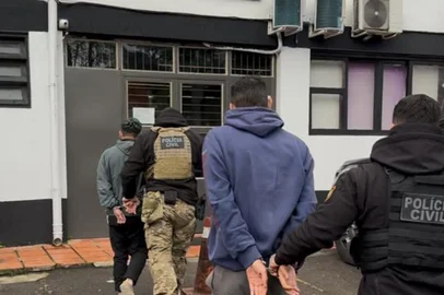 No início da manhã desta terça-feira (23), a Polícia Civil, por meio da 1ª Delegacia de Polícia de Bento Gonçalves, deflagrou uma ação policial voltada à repressão ao tráfico de drogas no município. A ação foi resultado de uma investigação conduzida  pela equipe da seção de investigações, após denúncia anônima de tráfico de drogas, que ocorria a cerca de cem metros da Escola Ouro Verde, no Bairro Ouro Verde, no município.<!-- NICAID(16065612) -->