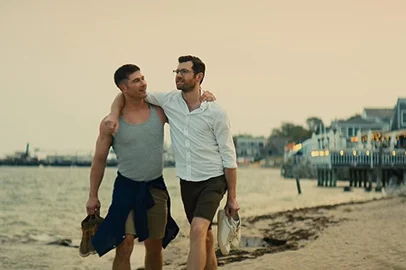 Comédia romântica gay Mais que Amigos (Bros), com Luke Macfarlane e Billy Eichner.<!-- NICAID(15225975) -->