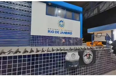 Uma mulher foi presa em flagrante nesta terça-feira (11) transportando 30 pistolas que, segundo a Polícia Civil, seriam levadas para o Complexo do Alemão, na Zona Norte do Rio de Janeiro. A apreensão ocorreu durante uma operação no Posto Fiscal de Nhangapi, em Itatiaia, no Sul Fluminense.<!-- NICAID(16165651) -->