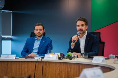 Arthur Vargas / Divulgação Gabriel Souza e Eduardo Leite em coletiva de imprensa sobre o processo de transição de governo.<!-- NICAID(16381648) -->