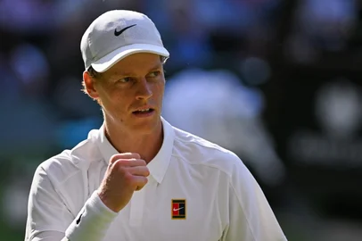 Italy's Jannik Sinner celebrates winning the second set against Serbia's Novak Djokovic during their men's singles semi-final tennis match on the twelfth day of the 2025 Wimbledon Championships at The All England Lawn Tennis and Croquet Club in Wimbledon, southwest London, on July 11, 2025. (Photo by Glyn KIRK / AFP) / RESTRICTED TO EDITORIAL USE<!-- NICAID(16078580) -->