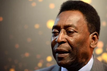 FBL-FRA-WC2014-PELEBrazilian football legend Pele answers journalist's questions next to the FIFA World Cup trophy during a press conference, on March 9, 2014 outside the Hotel de Ville in Paris. The FIFA World Cup trophy arrived with its ambassador Pele in Paris on March 9, 2014 and will be exhibited on the Hotel de Ville plaza until March 10. AFP PHOTO / FRANCK FIFE (Photo by Franck FIFE / AFP)Editoria: SPOLocal: ParisIndexador: FRANCK FIFESecao: soccerFonte: AFPFotógrafo: STF<!-- NICAID(15304054) -->