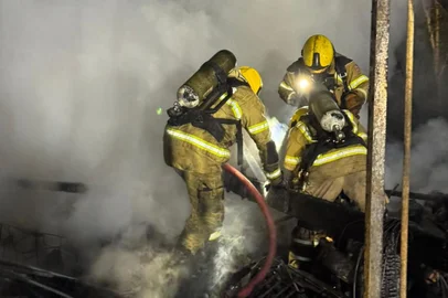 Incêndio destrói duas casas de madeira em Caxias do Sul. Bombeiros atenderam chamado no bairro Ana Rech, no início da noite da segunda-feira. Uma pessoa foi socorrida pelo Samu.<!-- NICAID(16269942) -->