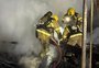 Incêndio destrói duas casas de madeira em Caxias do Sul; uma pessoa é socorrida