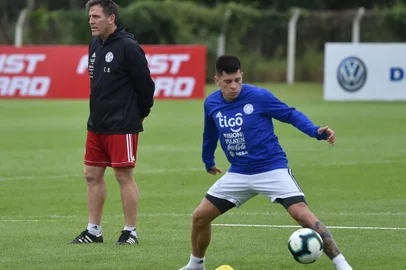 Paraguay's coach Eduardo Berizzo (L) looks on as player Juan Manuel Iturbe takes part in a training session of the national team at Albiroga Complex in Ypane, near Asuncion, on June 1, 2019, ahead of the Copa America football tournament. (Photo by Norberto DUARTE / AFP)Editoria: SPOLocal: YpaneIndexador: NORBERTO DUARTESecao: soccerFonte: AFPFotógrafo: STR<!-- NICAID(15452580) -->