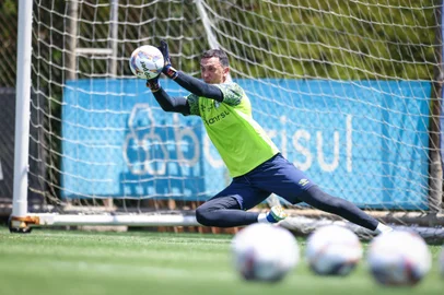 RS - FUTEBOL/ PRE-TEMPORADA GREMIO 2025 - ESPORTES - Jogadores do Gremio realizam treino fisico e tÃ©cnico durante esta quinta-feira, no CT Presidente Luiz Carvalho, na Pre-Temporada 2025. FOTO: LUCAS UEBEL/GREMIO FBPA. Na foto, Marchesín<!-- NICAID(15950931) -->