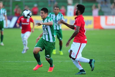 CAXIAS DO SUL ,RS, BRASIL, 28/02/2016. Juventude x Internacional, jogo válido pela 7ª rodada do Campeonato Gaúcho (Gauchão 2016) e realizado no estádio Alfredo Jaconi. Na foto, atacante Dionas Bruno (E). (Porthus Junior/Pioneiro)<!-- NICAID(12043353) -->