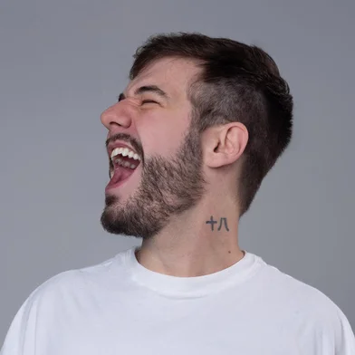 Já estão à venda os ingressos para a peça que celebra a primeira década de carreira do escritor caxiense Pedro Guerra. “Perdoa o surto”, como é intitulada, vai ser apresentada no dia 16 de setembro, sábado, às 19h30 no Teatro Pedro Parenti, na Casa da Cultura. O espetáculo marca a primeira peça multissensorial da serra gaúcha, onde os cinco sentidos serão provocados no público<!-- NICAID(15503443) -->