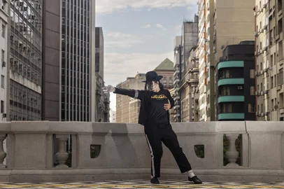 PORTO ALEGRE, RS, BRASIL,  16-04-2026: Luva, chapéu e moonwalk: a vida e os rituais do artista que mantém Michael Jackson vivo em Porto Alegre. Nelson Lang faz espetáculos em tributo ao rei do pop. (Foto: André Ávila/Agência RBS)Indexador: Andre Avila<!-- NICAID(16267487) -->