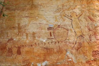 Vestígios de arte rupestre que podem ter até 2 mil anos de idade foram identificados recentemente por pesquisadores da Universidade Estadual do Tocantins (Unitins), Equipe do Núcleo Tocantinense de Arqueologia (Nuta) descobriu cinco novos sítios arqueológicos, com alguns painéis de pinturas em rochas.<!-- NICAID(16002647) -->