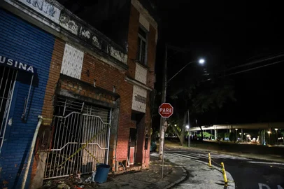 Porto Alegre, RS, Brasil, 29/03/2024: Prédio isolado no Centro Histórico onde ocorreu um desabamento com três feridos. O local fica na Rua Riachuelo próximo a usina do gasômetro. - Foto: Duda Fortes/Agência RBS<!-- NICAID(15720844) -->