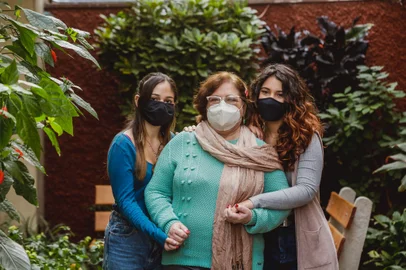 PORTO ALEGRE, RS, BRASIL - 20/07/2021Reportagem de capa de Dia dos Avós. A pauta terá o seguinte tema: "Como avó, o que você fez diferente de quando foi mãe?". Na foto, Leda Maria Osório, que é avó de de Júlia (de cinza) e Laura (de azul)<!-- NICAID(14839970) -->