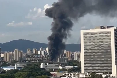 Incêndio atinge galpão industrial no bairro Limão, Zona Norte de SP - Foto: Redes Sociais/Reprodução<!-- NICAID(15975097) -->