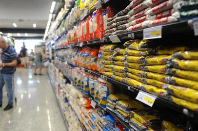 CAXIAS DO SUL, RS, BRASIL, 20/03/2024. O governo federal publicou na última semana a nova lista de produtos que compõem a Cesta Básica. (Bruno Todeschini/Agência RBS)Indexador: BTK<!-- NICAID(15710691) -->