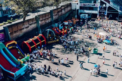 Galerinha Grená 2025 leva solidariedade e alegria ao Estádio Centenário. No dia 1º de novembro (sábado), das 13h às 18h, o Estádio Centenário será palco da 8ª edição do Galerinha Grená, a tradicional festa beneficente de Dia das Crianças promovida pelo Conselho Jovem da S.E.R. Caxias.<!-- NICAID(16146805) -->