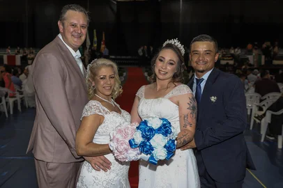 CAXIAS DO SUL, RS, BRASIL. 13-12-2025. Casamento comunitário oficializa a união de 88 casais em Caxias do Sul.Marinez Miranda casou-se com Valmir Leoni. A filha dela, Makele Miranda casou-se com Jonathan Oliveira, na mesma cerimônia, no 18º Casamento Comunitário de Caxias do Sul.<!-- NICAID(16186278) -->