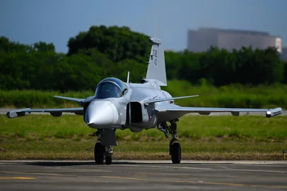 BRAZIL-POLITICS-BOLSONAROA a newly received F-39E Gripen fighter stand by on the runway during a military ceremony on the Fighter Aviation day in Rio de Janeiro, Brazil, on April 22, 2022. (Photo by ANDRE BORGES / AFP)Editoria: POLLocal: Rio de JaneiroIndexador: ANDRE BORGESSecao: defenceFonte: AFPFotógrafo: STR<!-- NICAID(15298991) -->