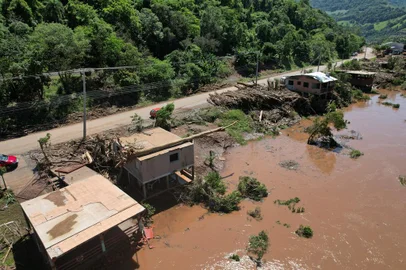 BENTO GONÇALVES, RS, BRASIL, 19/11/2023. Linha Alcântara, no interior de Bento Gonçalves volta a sofrer com a elevação do Rio das Antas. Vistas aéreas. (Porthus Junior/Agência RBS)<!-- NICAID(15601844) -->